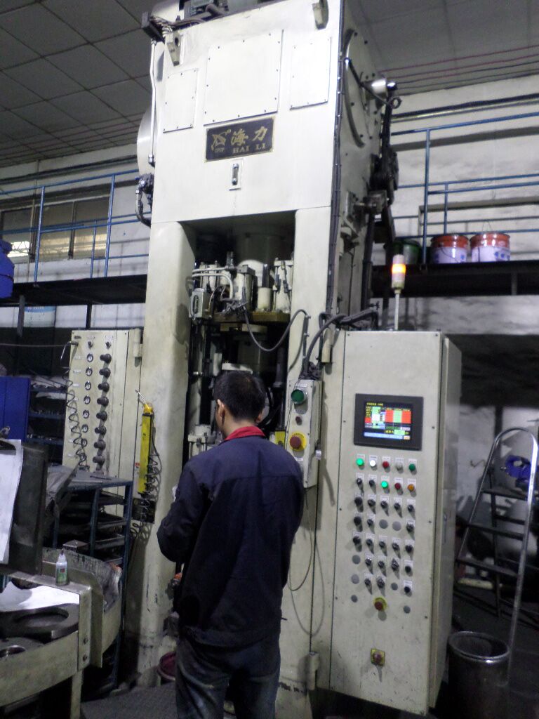 200噸(dun)成(cheng)型機.jpg